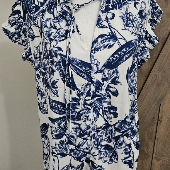 ABERCROMBIE Floral Flutter Sleeve V Neck Tie Front Blouse. Blue/white. S NWT - Picture 4 of 14